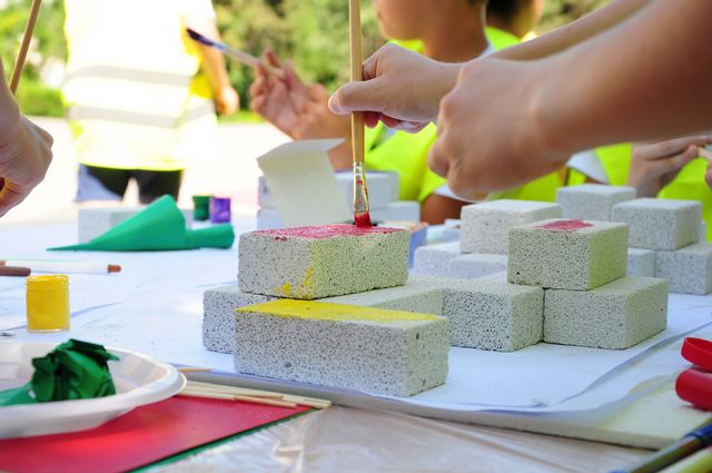 20 de elevi din Constanţa realizează un proiect de design inedit pentru curtea şcolii