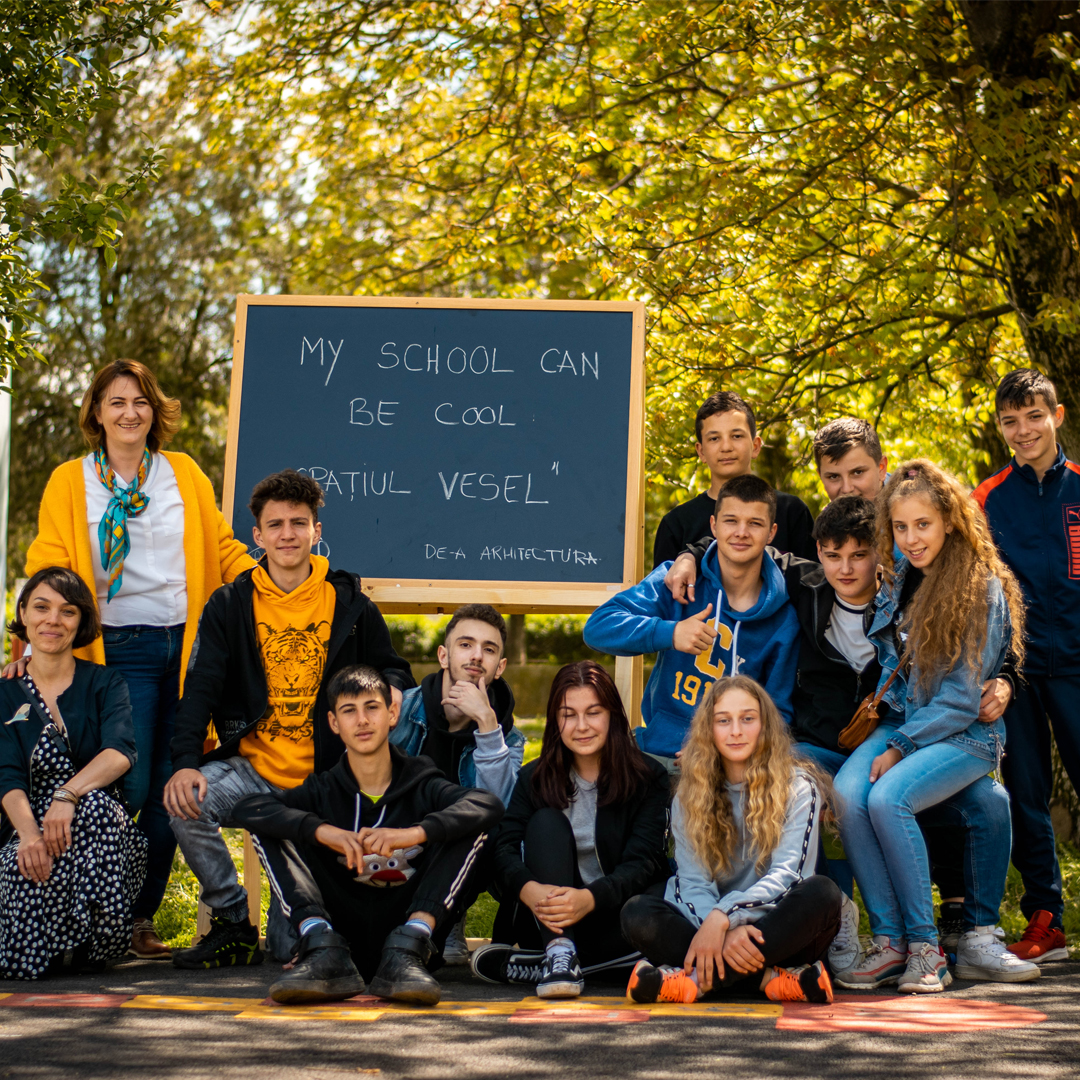 „My school can be cool”: Spațiul vesel din curtea Școlii Teleki Domokos din Gornești la final de proiect